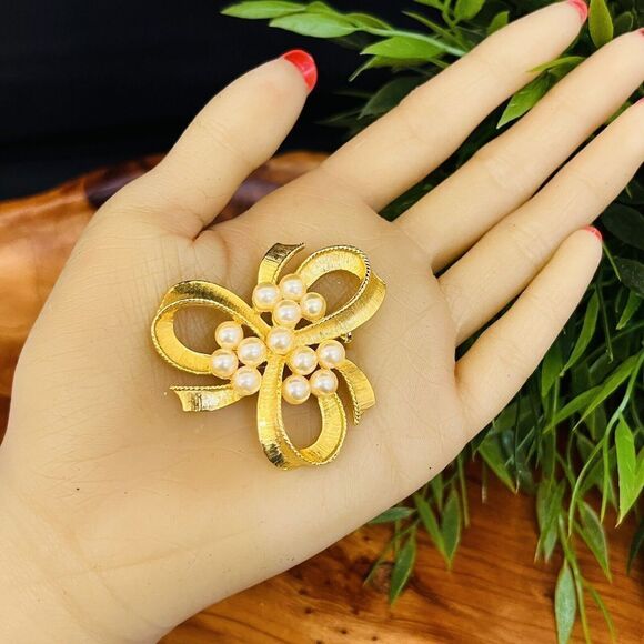 Vintage Faux Pearls Brooch Bow Ribbon Jewelry Textured Gold Tone Classy 4161 - Picture 3 of 9